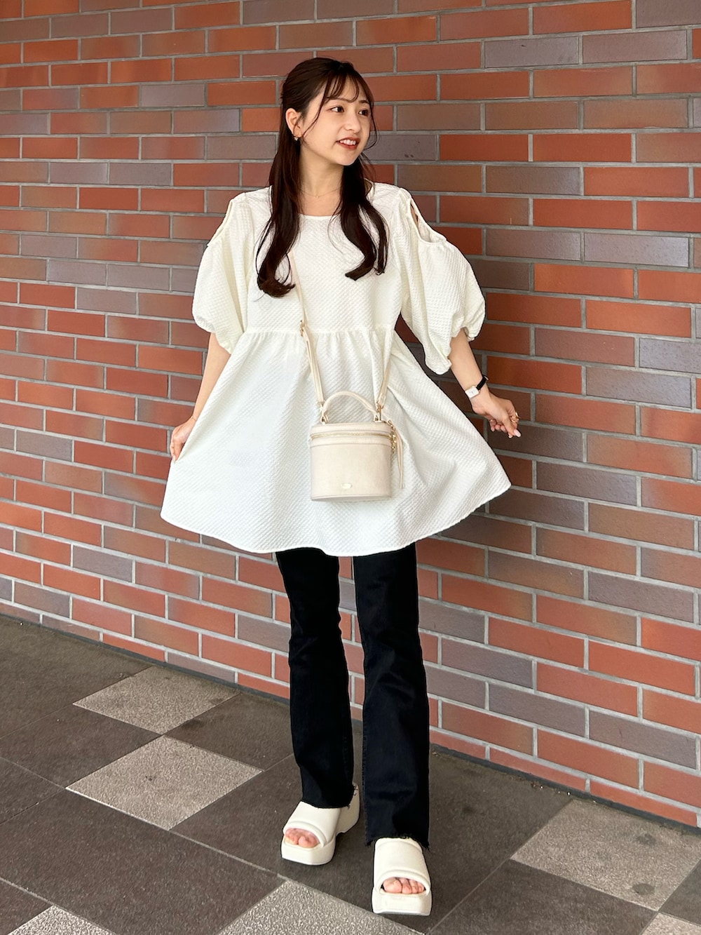 ブラック系のパンツ、ホワイト系のシャツ/ブラウス、ホワイト系のショルダーバッグを着用したレディースの夏コーディネートの2枚目の写真