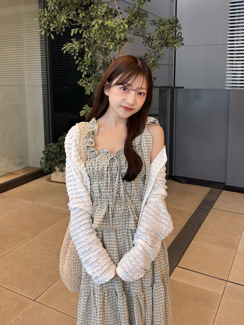 「カーディガン、夏コーデ、春コーデ、ワンピース、セットアップ、チェック、厚底サンダル、低身長コーデ、ホワイト、イエロー、大人かわいい、大人カジュアル、ティアードスカート、休日スタイル、お出かけコーデ」｜「Chicoの【新色追加/マルチway】アシメ紐デザインチェック柄シャーリングロングワンピース（ワンピース、イエロー系）」を使った、amiさん（レディース・148cm）の夏コーディネートの2枚目の写真
