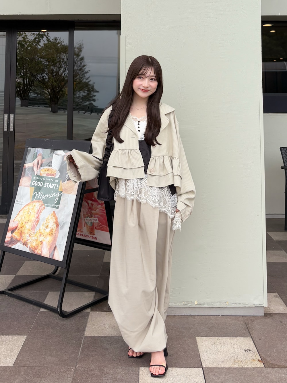 ベージュ系のその他パンツ、ブラック系のキャミソール、ブラック系のサンダルを着用したレディースの秋コーディネートの3枚目の写真