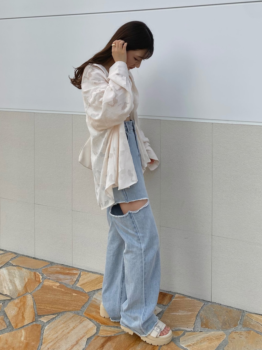 ブルー系のデニムパンツ、ホワイト系のシャツ/ブラウス、ホワイト系のチューブトップを着用したレディースの夏コーディネートの2枚目の写真