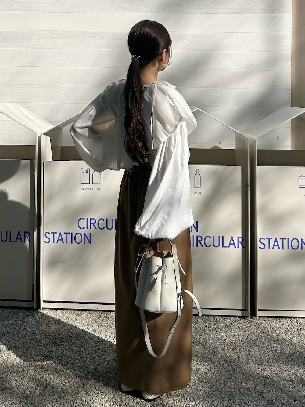 ホワイト系のシャツ/ブラウス、ブラウン系のスカート、ホワイト系のバッグを着用したレディースの春コーディネートの3枚目の写真