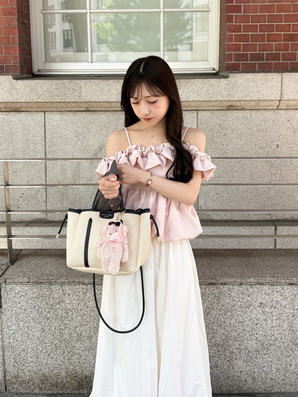 ホワイト系のサンダル、ホワイト系のトートバッグ、ホワイト系のスカートを着用したレディースの夏コーディネートの4枚目の写真