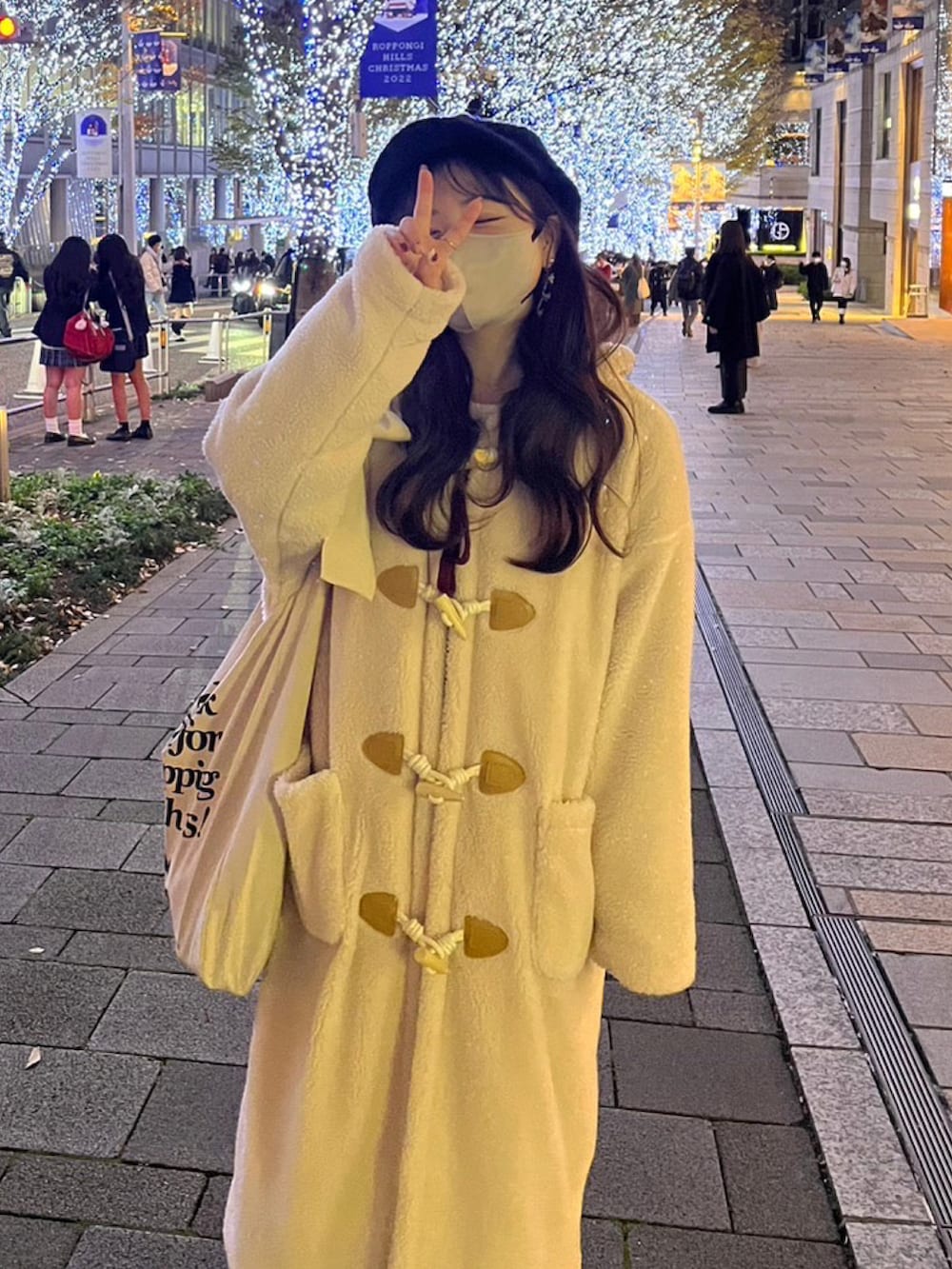 ホワイト系のダッフルコート、レッド系のワンピース、ホワイト系のローファーを着用したレディースの冬コーディネートの3枚目の写真