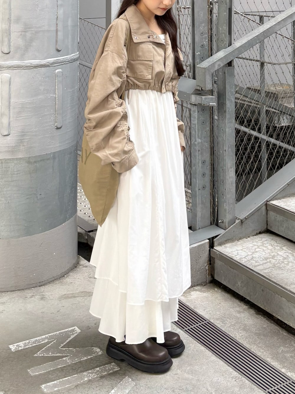グリーン系のその他アウター、グリーン系のトートバッグ、ホワイト系のワンピースを着用したレディースの春コーディネートの4枚目の写真
