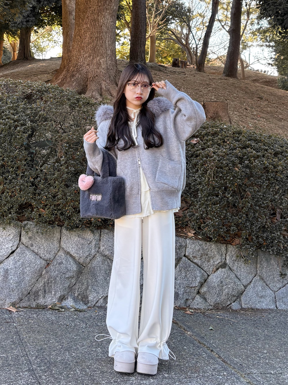 ホワイト系のブルゾン、ホワイト系のTシャツ/カットソー、ホワイト系のスウェットパンツを着用したレディースの冬コーディネートの4枚目の写真