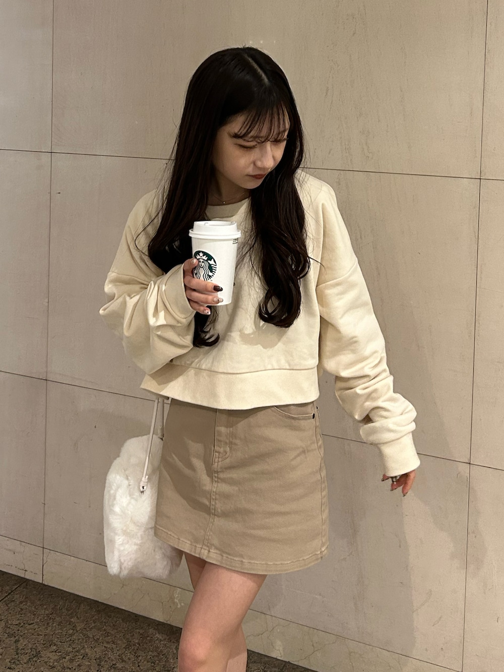 ホワイト系のブーツ、グレー系のジャケット/アウター、ホワイト系のスウェットを着用したレディースの冬コーディネートの4枚目の写真