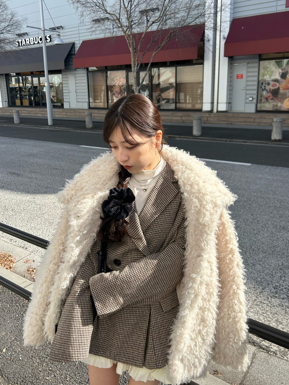 ホワイト系のその他アウター、ブラウン系のブーツ、ブラウン系の福袋/福箱を着用したレディースの冬コーディネートの5枚目の写真