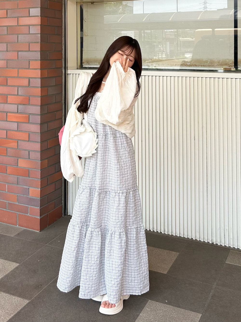 ホワイト系のカーディガン/ボレロ、ホワイト系のワンピース、ホワイト系のサンダルを着用したレディースの夏コーディネートの2枚目の写真