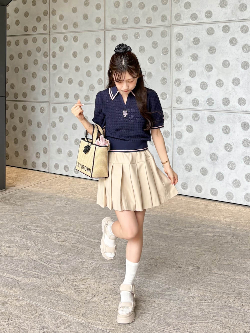 ブルー系のニット/セーター、ベージュ系のその他パンツ、ベージュ系のショルダーバッグを着用したレディースの夏コーディネートの3枚目の写真