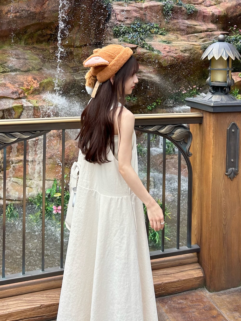 ホワイト系のワンピース、ホワイト系のトートバッグ、ホワイト系のサンダルを着用したレディースの夏コーディネートの3枚目の写真