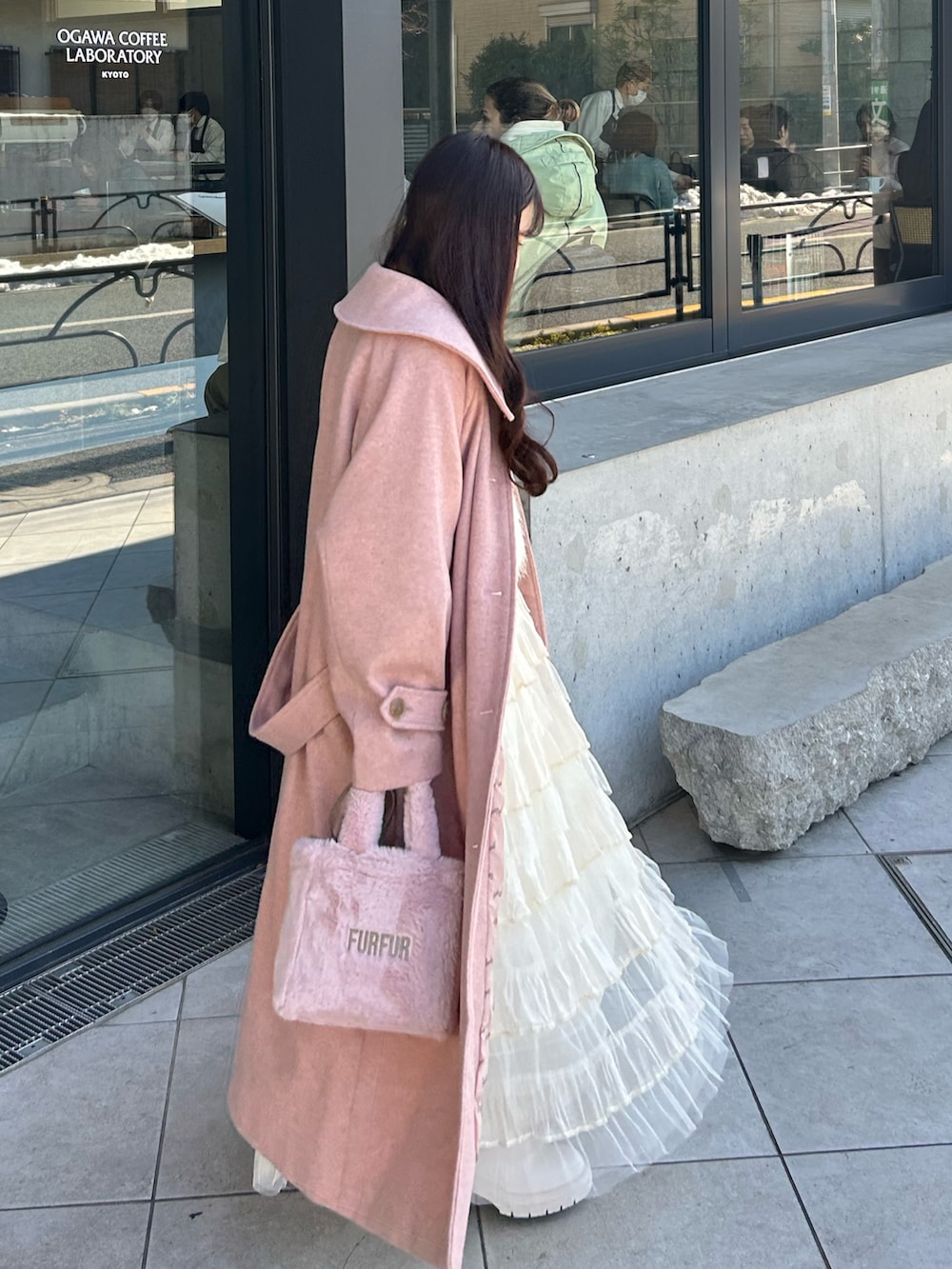 ピンク系のジャケット/アウター、ピンク系のトートバッグ、ホワイト系のブーツを着用したレディースの冬コーディネートの5枚目の写真