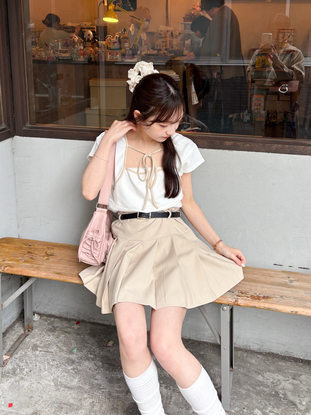 ホワイト系のローファー、ベージュ系のその他パンツ、ホワイト系のTシャツ/カットソーを着用したレディースの夏コーディネートの3枚目の写真
