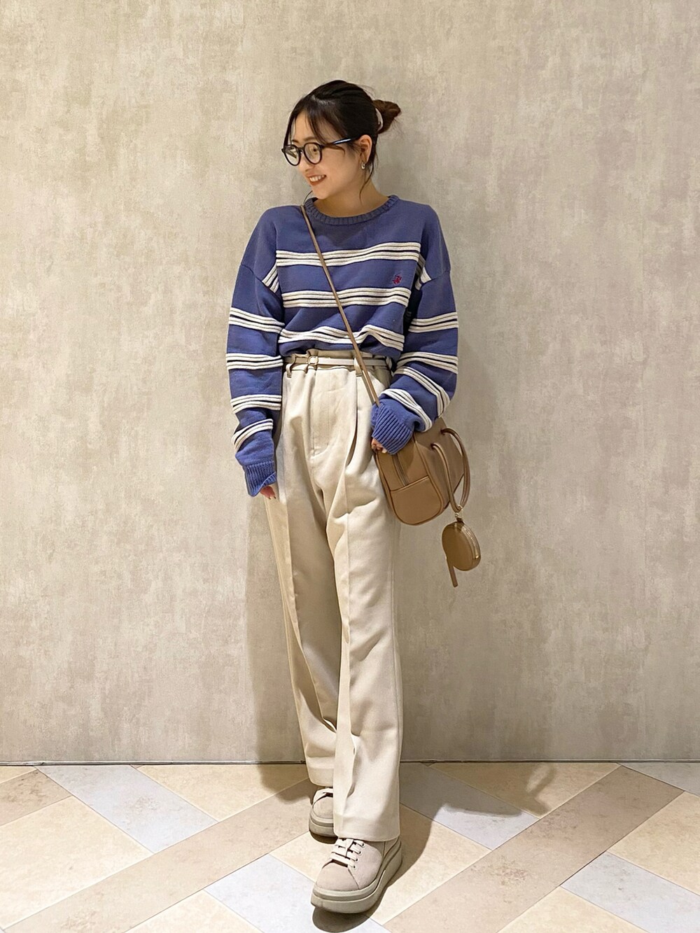 ホワイト系のその他パンツ、ブラウン系のバッグ、ベージュ系のスニーカーを着用したレディースの秋コーディネートの3枚目の写真