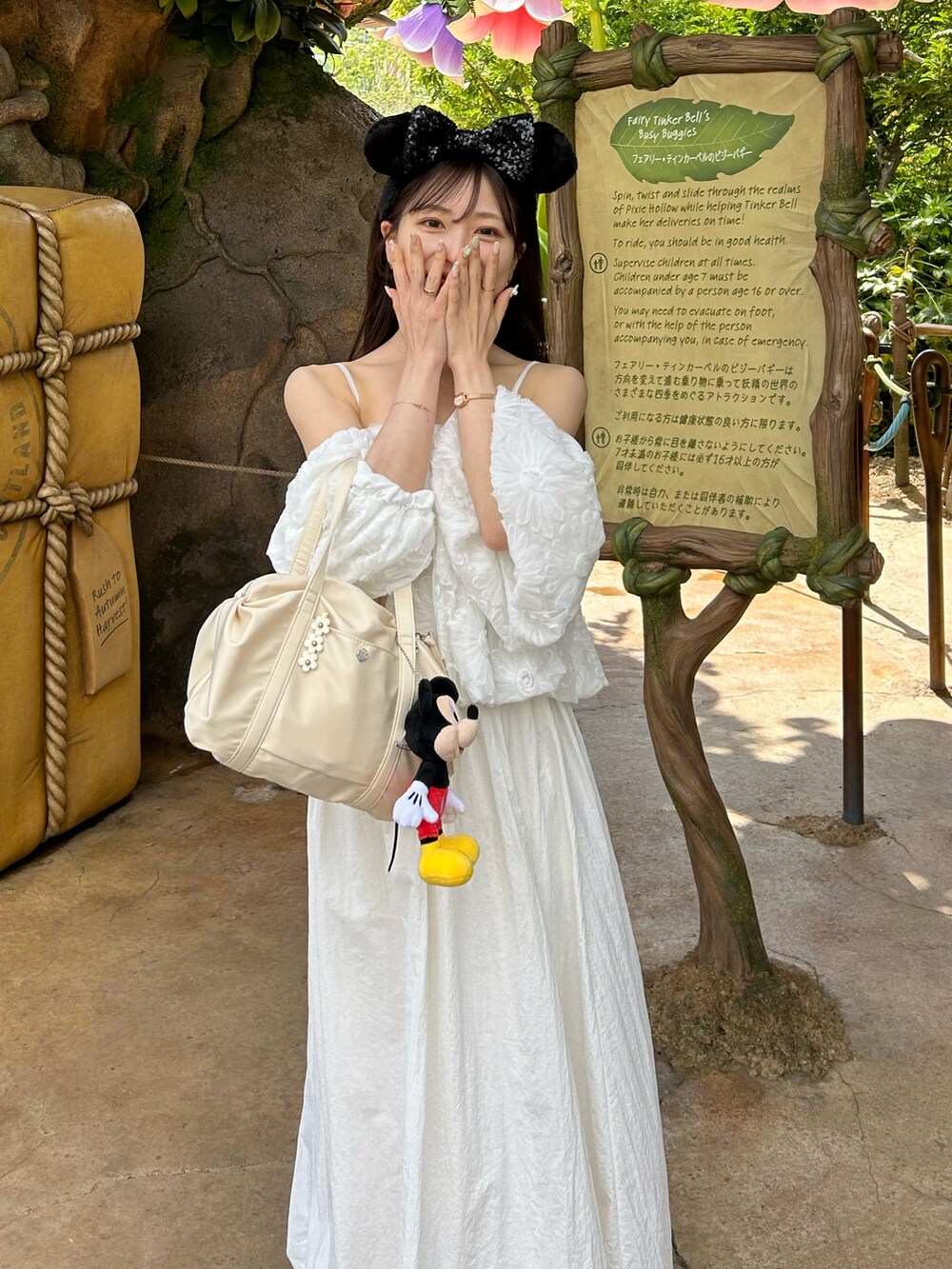 ホワイト系のサンダル、ホワイト系のスカート、ホワイト系のシャツ/ブラウスを着用したレディースの春コーディネートの4枚目の写真