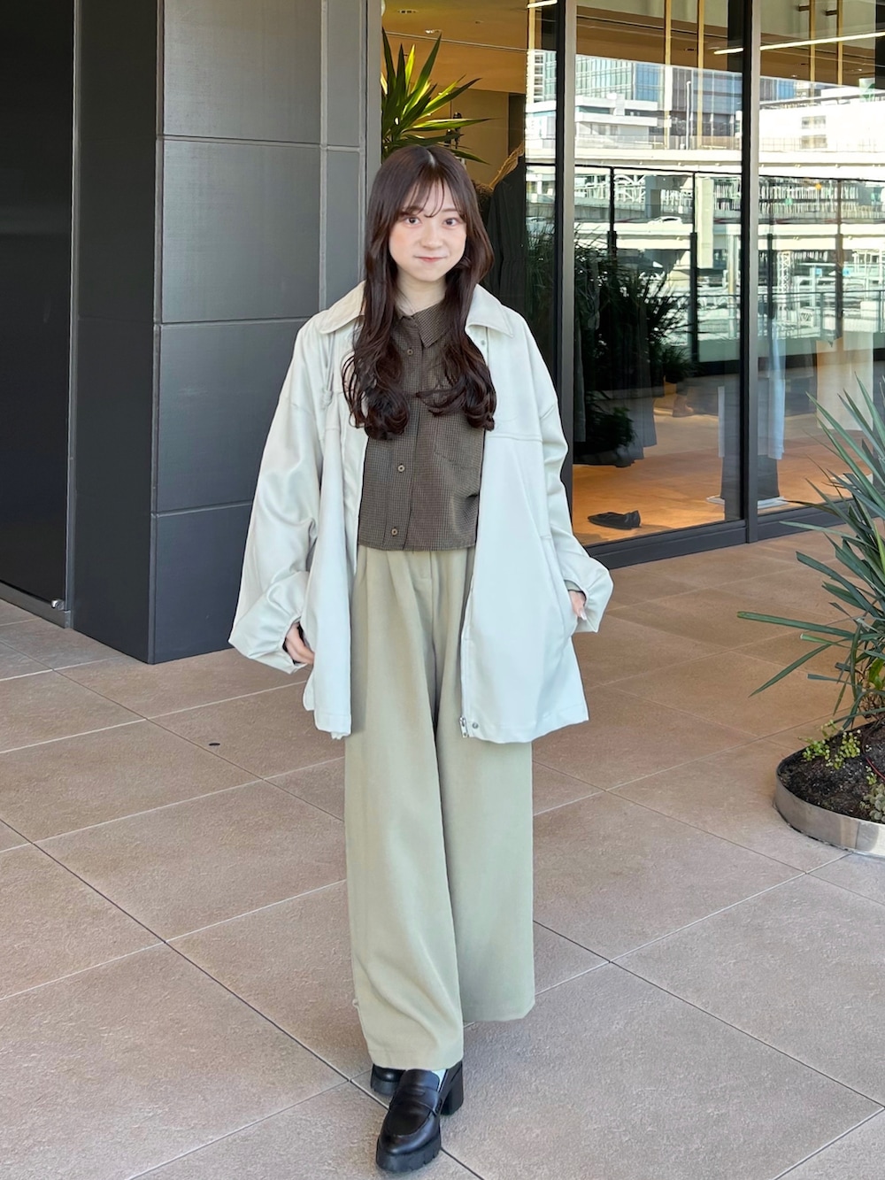 ブラウン系のシャツ/ブラウス、ホワイト系のその他アウター、ベージュ系のその他パンツを着用したレディースの冬コーディネートの5枚目の写真