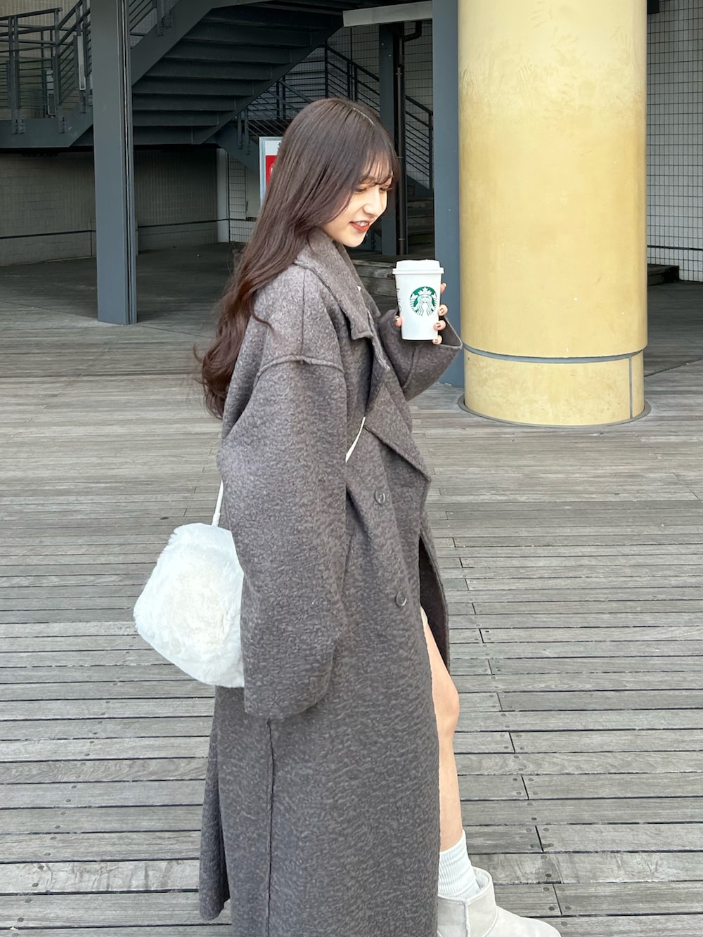 ホワイト系のブーツ、グレー系のジャケット/アウター、ホワイト系のスウェットを着用したレディースの冬コーディネートの2枚目の写真