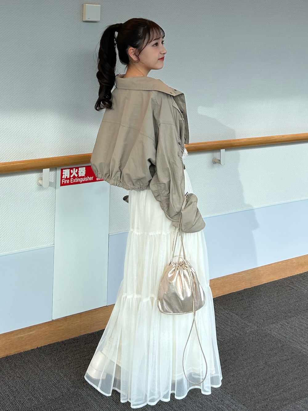 グリーン系のその他アウター、ベージュ系のシャツ/ブラウス、ホワイト系のスカートを着用したレディースの春コーディネートの4枚目の写真