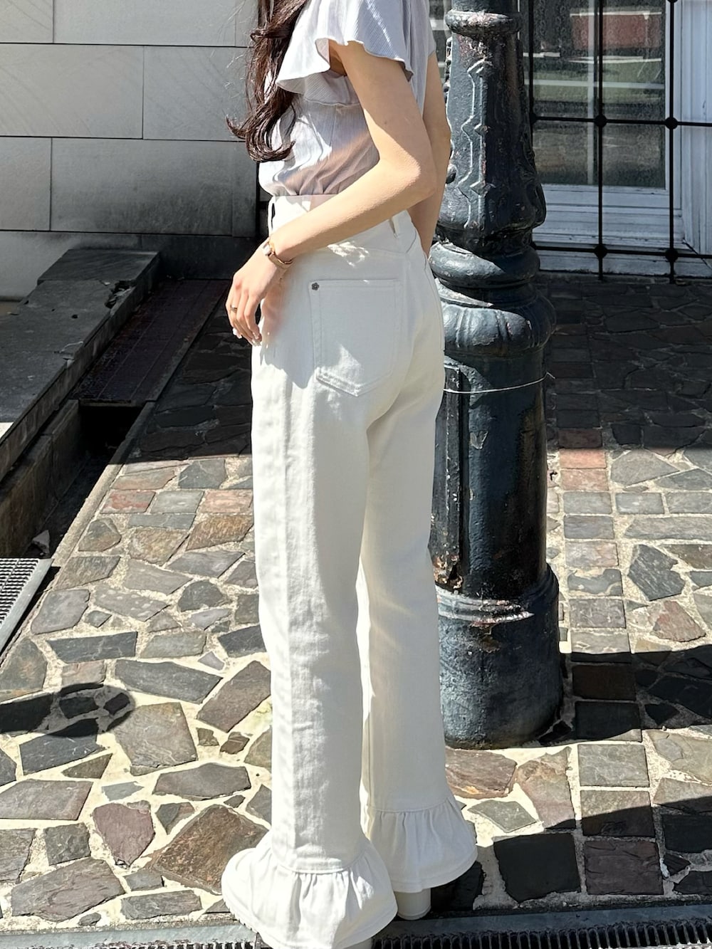 ブルー系のTシャツ/カットソー、ホワイト系のデニムパンツ、ホワイト系のパンプスを着用したレディースの春コーディネートの2枚目の写真