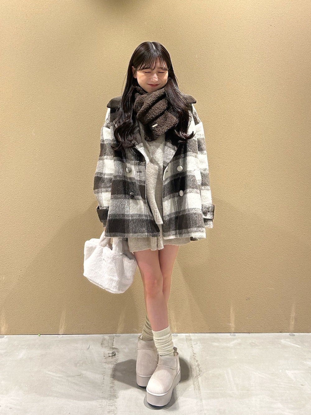 ブラウン系のジャケット/アウター、ホワイト系のバッグ、ホワイト系のブーツを着用したレディースの冬コーディネートの4枚目の写真