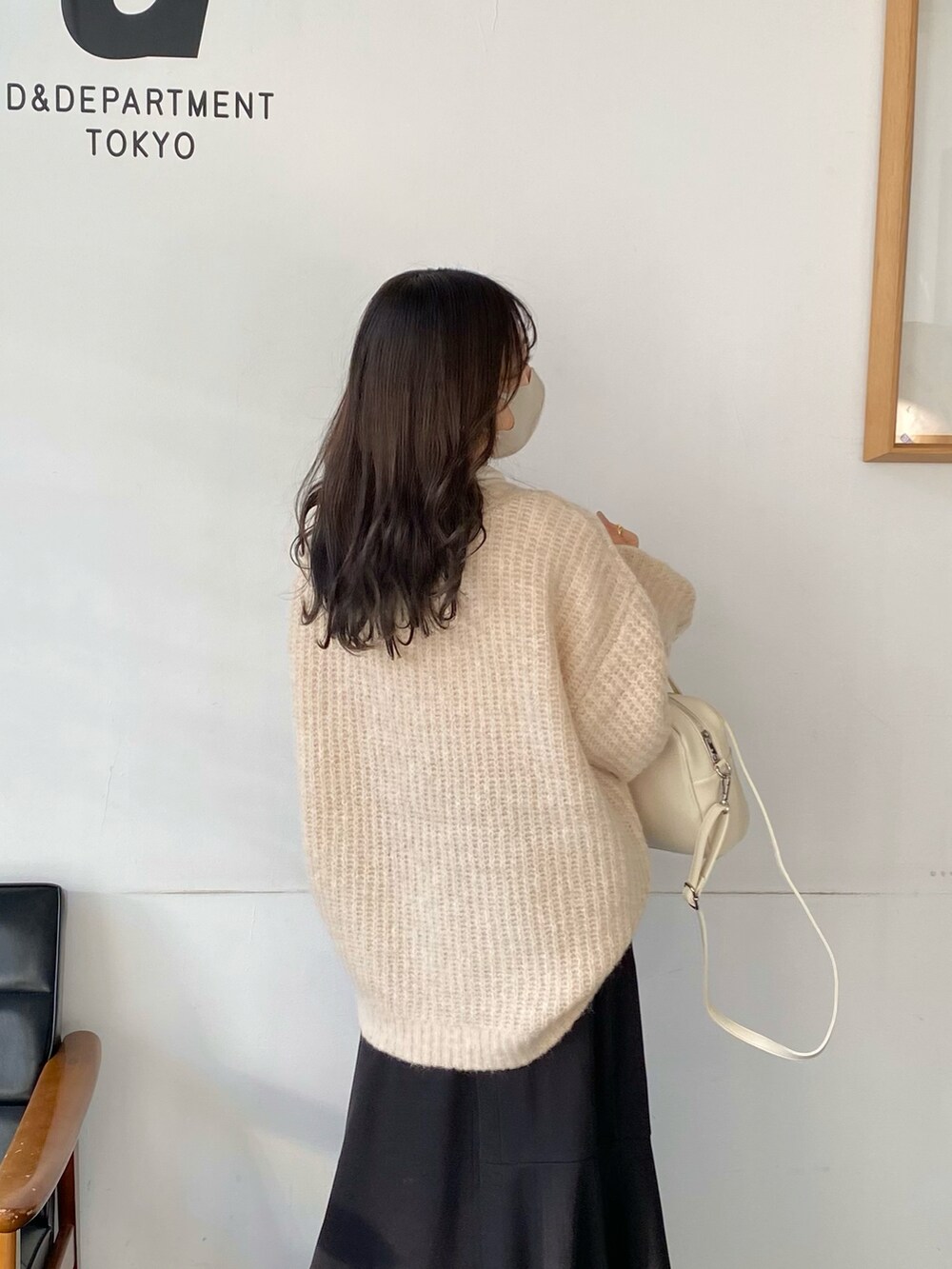 ホワイト系のショルダーバッグ、ホワイト系のニット/セーター、ホワイト系のトップスを着用したレディースの冬コーディネートの2枚目の写真