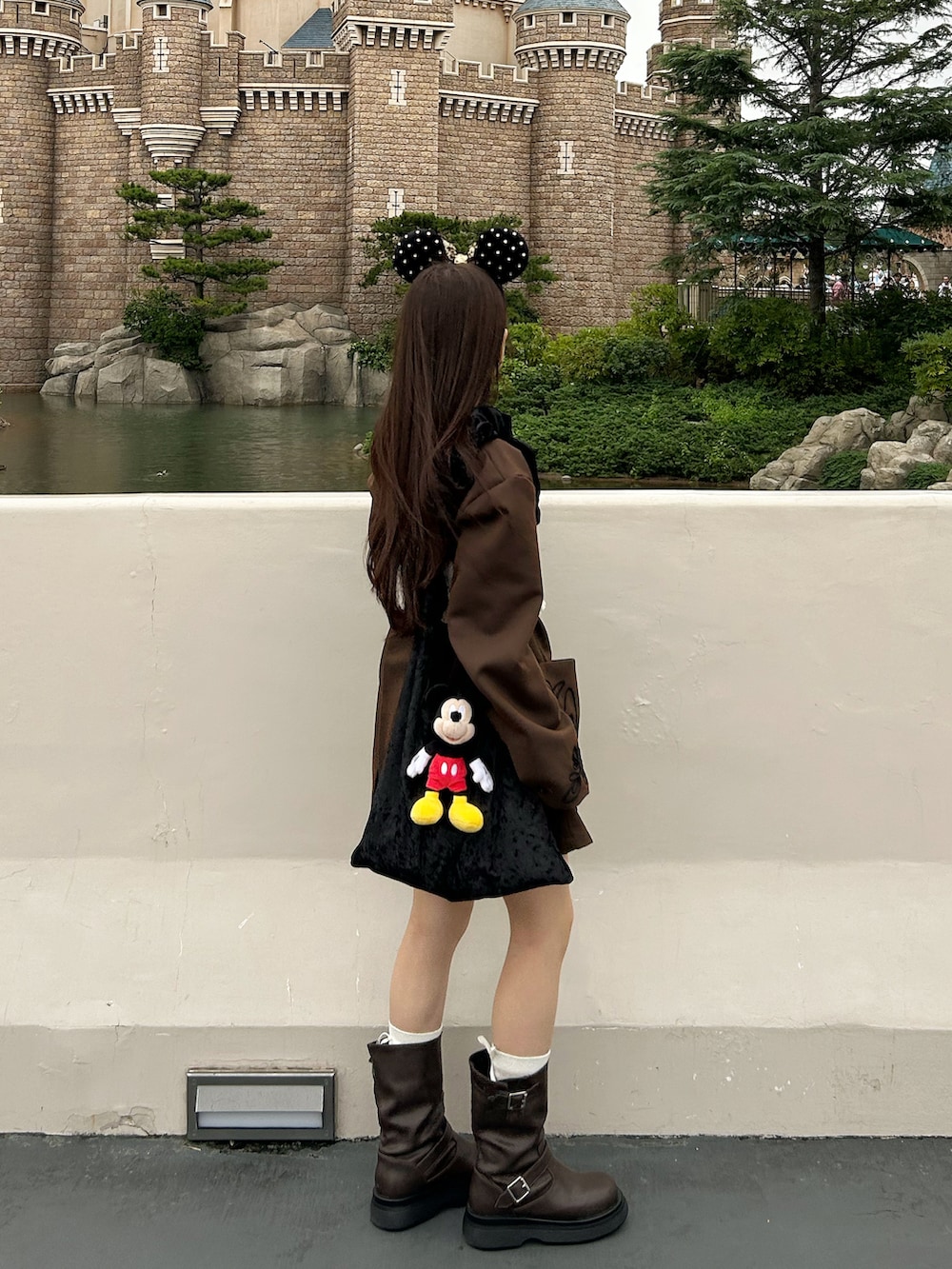 ホワイト系のTシャツ/カットソー、ホワイト系のベスト、ブラウン系のテーラードジャケットを着用したレディースの秋コーディネートの3枚目の写真