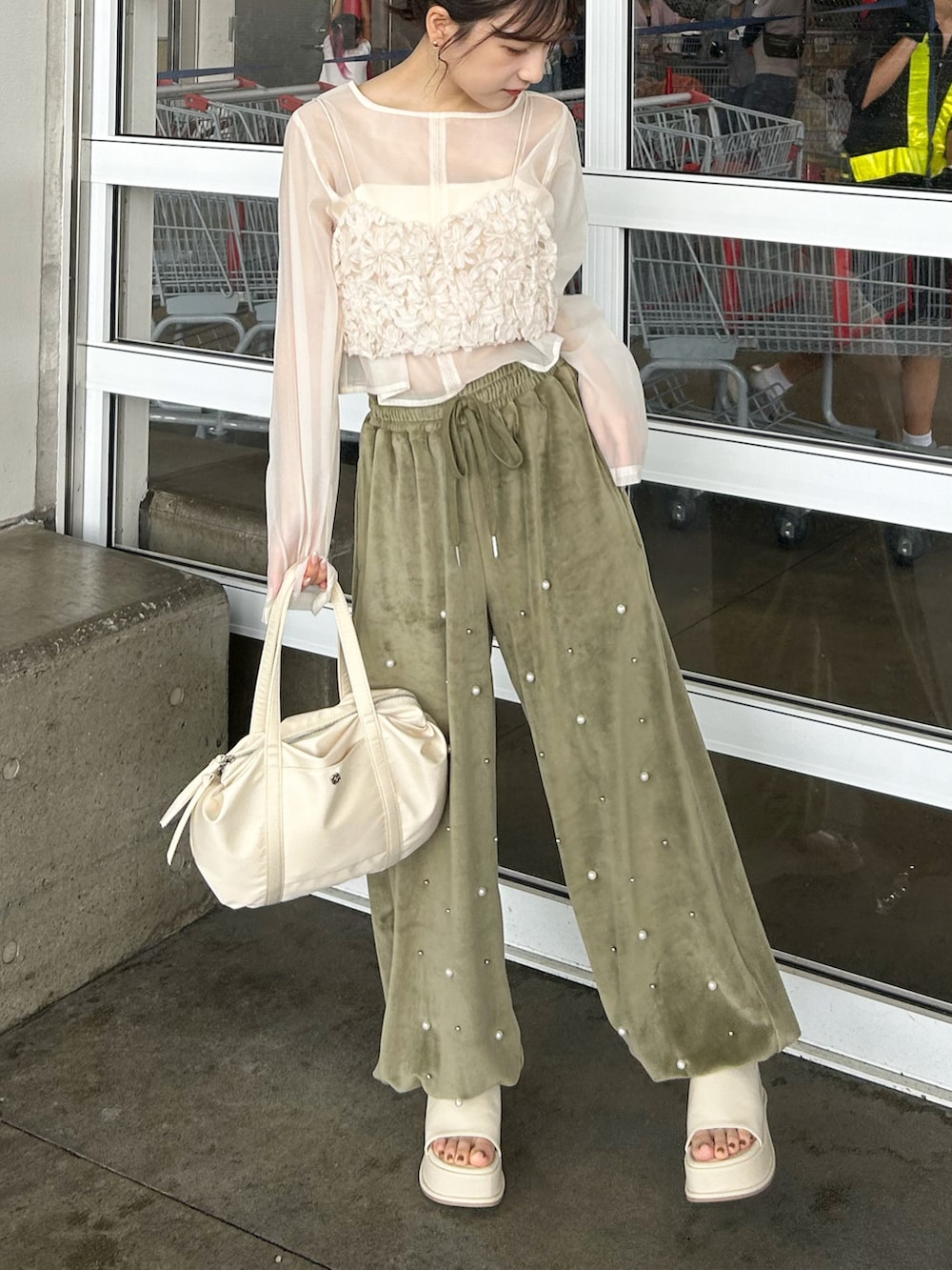 ホワイト系のベスト、グリーン系のその他パンツ、ホワイト系のシャツ/ブラウスを着用したレディースの秋コーディネートの4枚目の写真