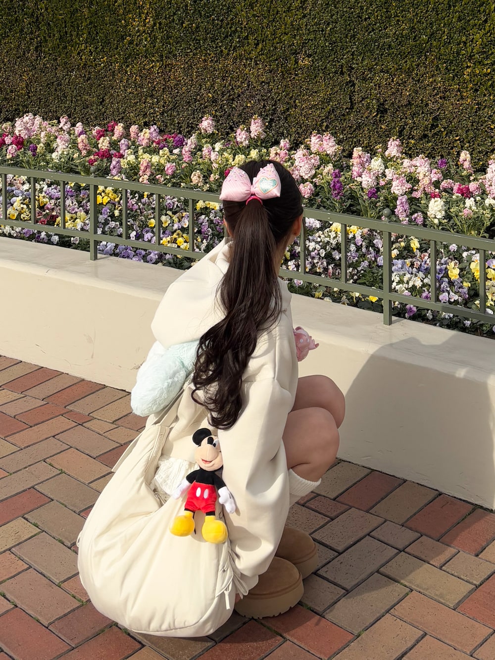 ベージュ系のその他アウター、ホワイト系のTシャツ/カットソー、ベージュ系のブーツを着用したレディースの冬コーディネートの5枚目の写真