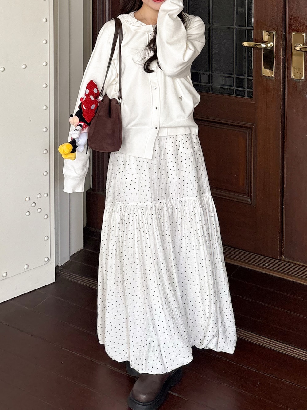 ホワイト系のパーカー、ホワイト系のカーディガン/ボレロ、ブラウン系のブーツを着用したレディースの冬コーディネートの4枚目の写真