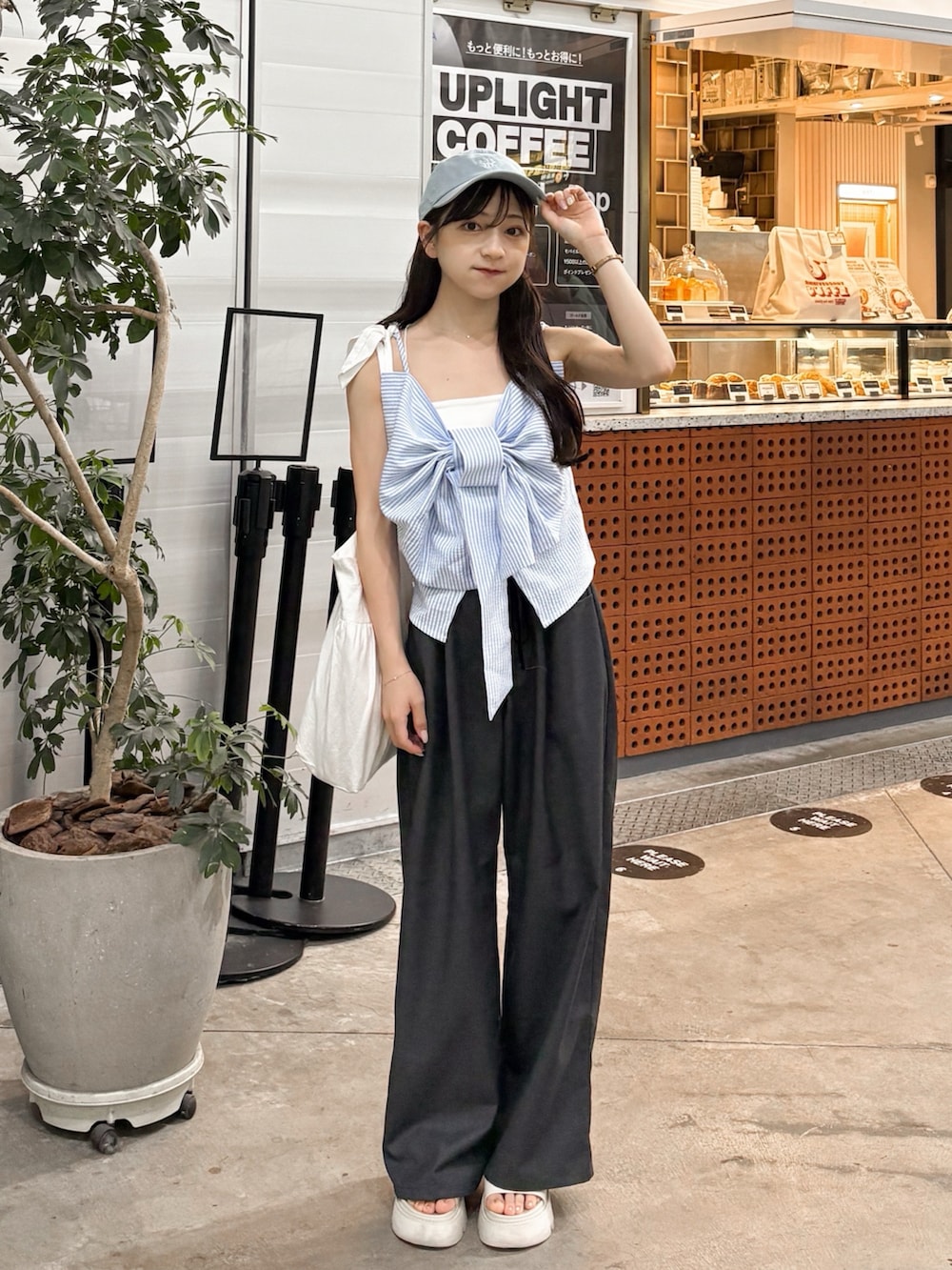 グレー系のその他パンツ、ホワイト系のサンダル、ブルー系のトップスを着用したレディースの夏コーディネートの2枚目の写真