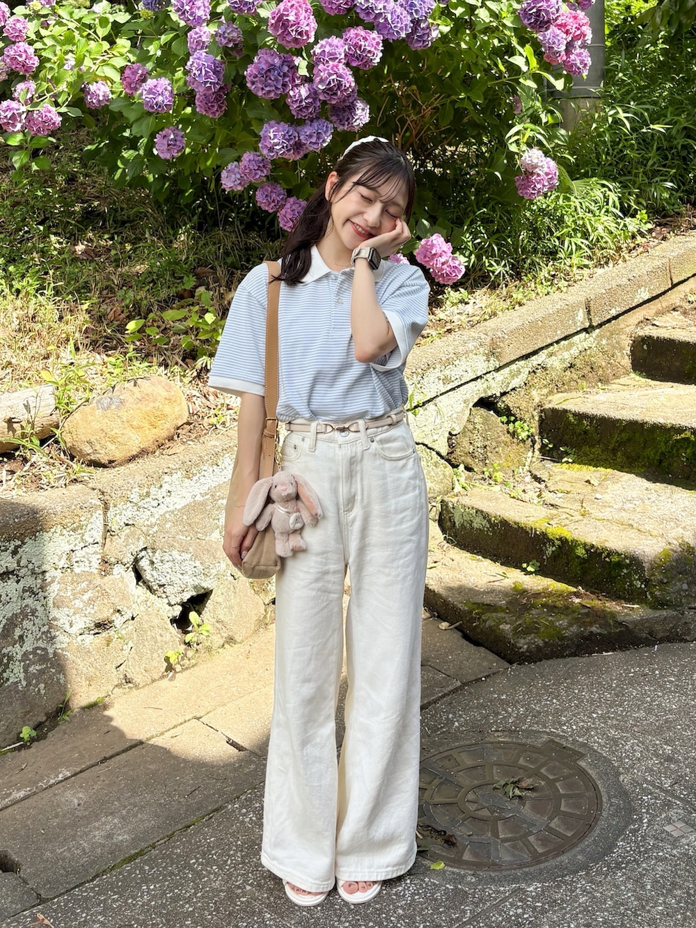 ホワイト系のサンダル、ホワイト系のその他パンツ、ベージュ系のショルダーバッグを着用したレディースの夏コーディネートの3枚目の写真