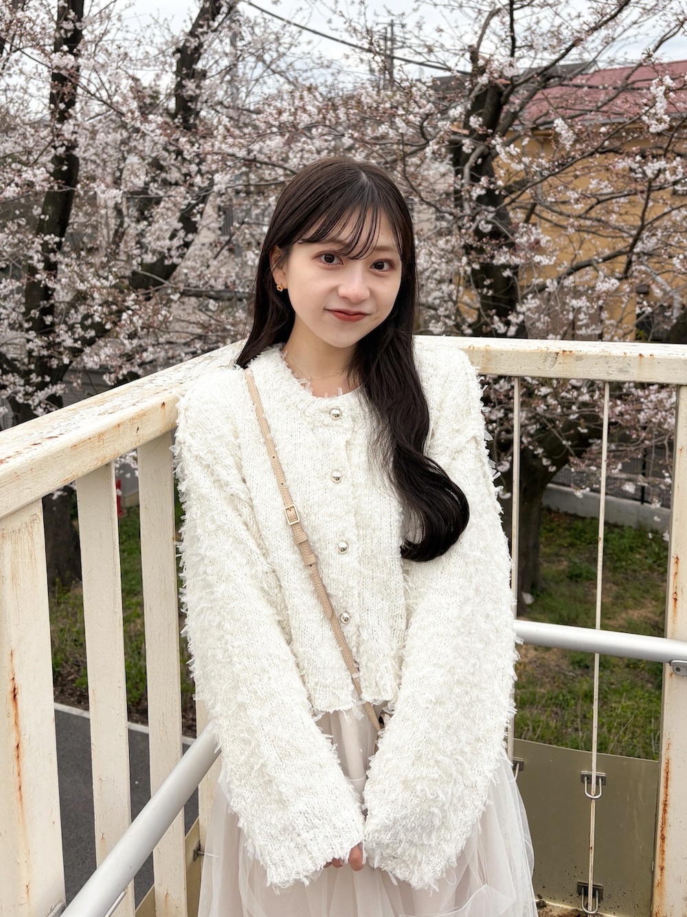 ホワイト系のスカート、ホワイト系のカーディガン/ボレロ、ホワイト系のローファーを着用したレディースの春コーディネートの2枚目の写真