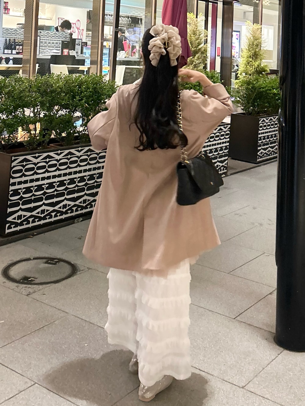 ピンク系のテーラードジャケット、シルバー系のパンプス、ホワイト系のスカートを着用したレディースの春コーディネートの3枚目の写真