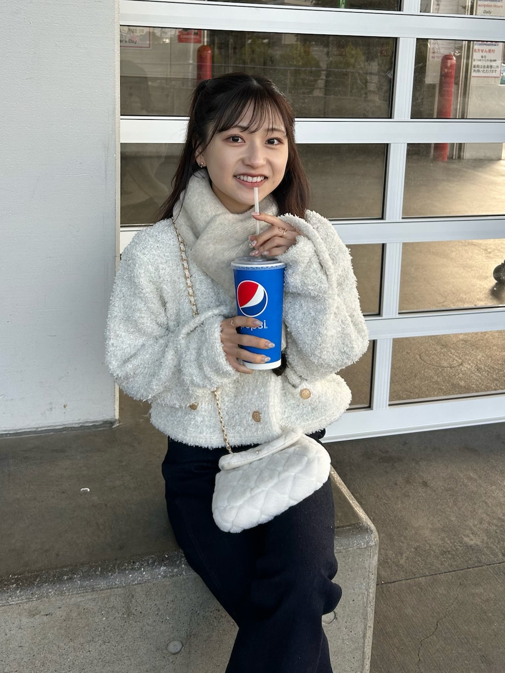 ブルー系のデニムパンツ、ホワイト系のショルダーバッグ、ホワイト系のニット/セーターを着用したレディースの冬コーディネートの4枚目の写真