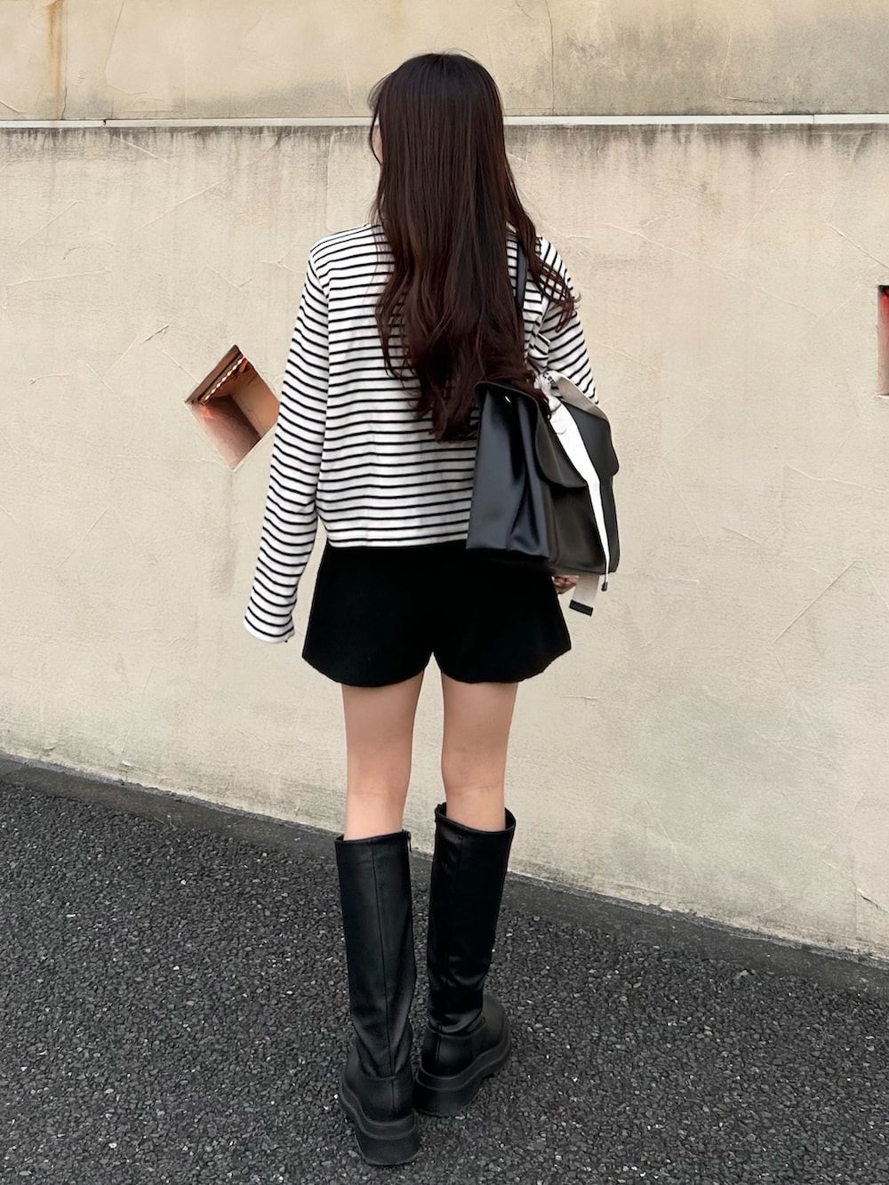 ブラック系のその他パンツ、ホワイト系のカーディガン/ボレロ、ブラック系のショルダーバッグを着用したレディースの秋コーディネートの2枚目の写真