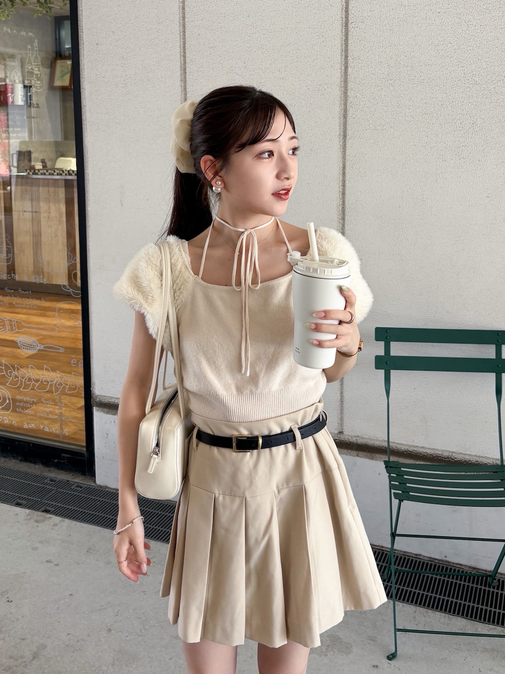 ベージュ系のその他パンツ、ブラック系のブーツ、ホワイト系のショルダーバッグを着用したレディースの秋コーディネートの2枚目の写真