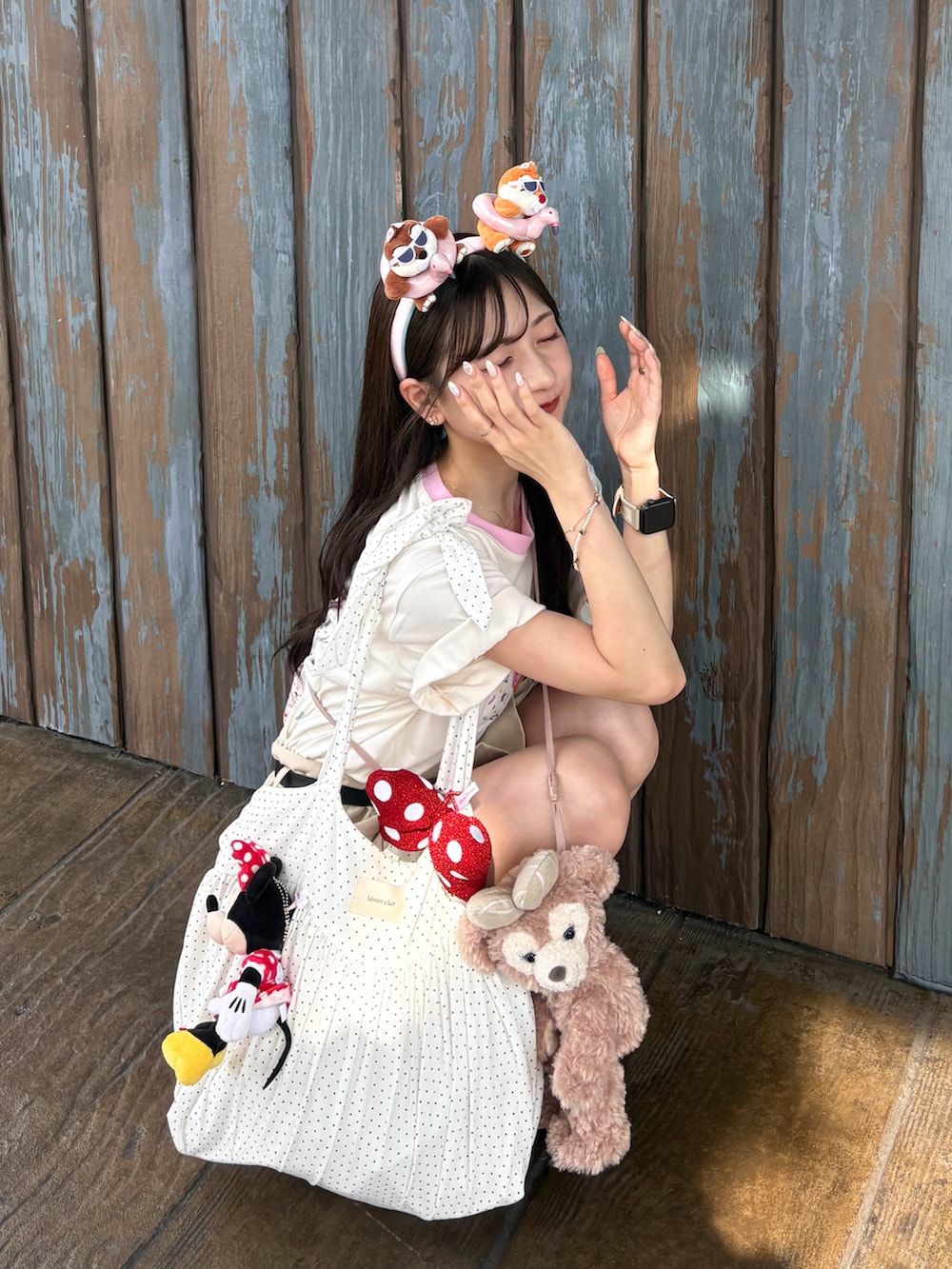 ベージュ系のその他パンツ、ベージュ系のブーツ、その他のトートバッグを着用したレディースの秋コーディネートの4枚目の写真