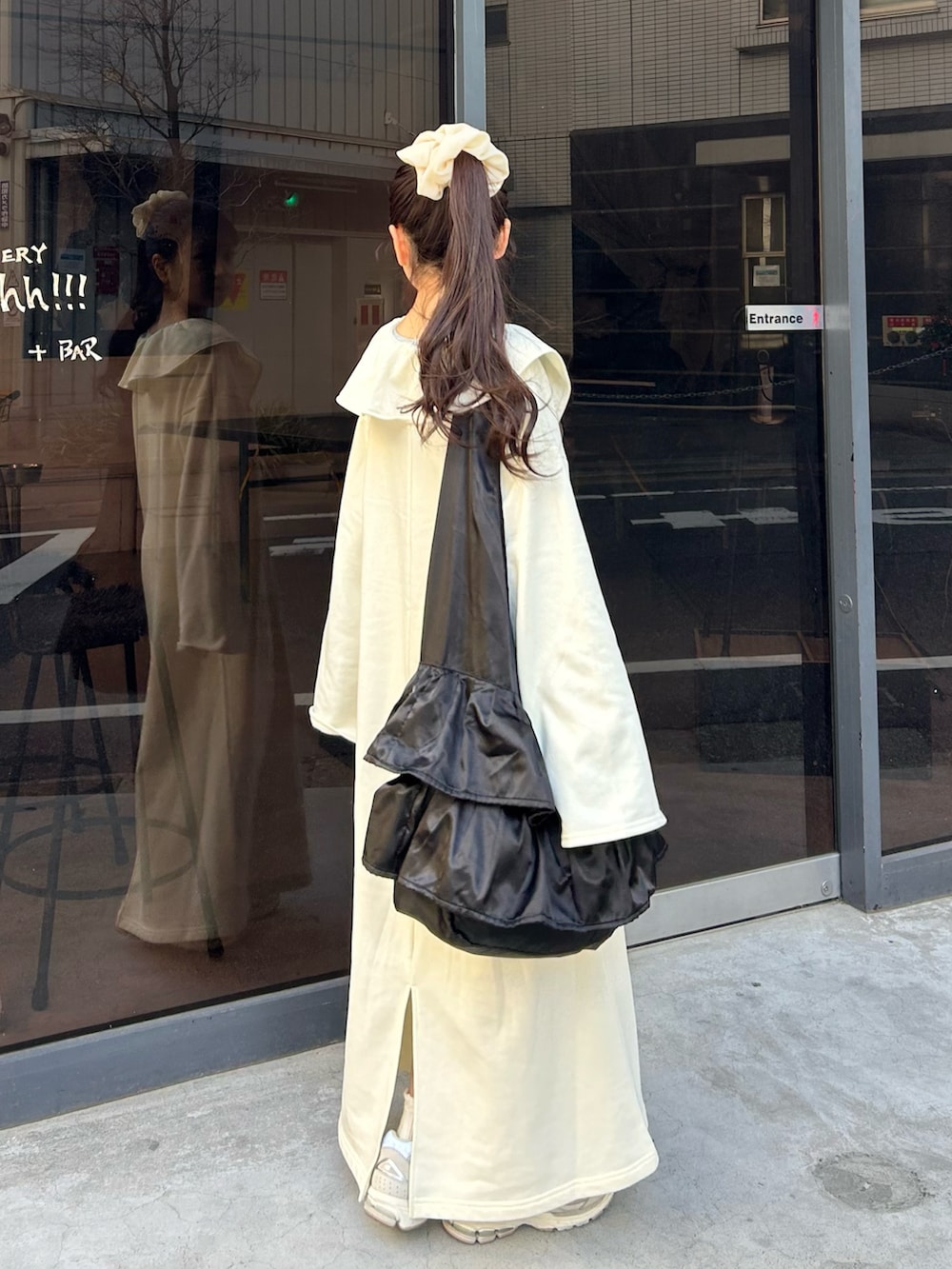 グレー系のスニーカー、ホワイト系のワンピース、ホワイト系のダウンジャケット/コートを着用したレディースの冬コーディネートの5枚目の写真