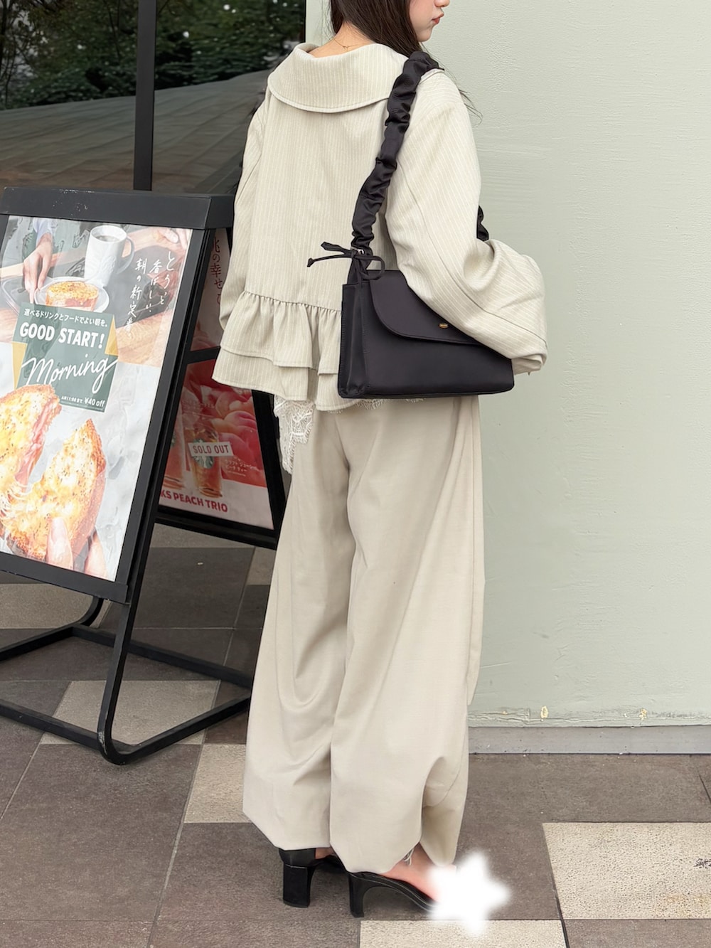 ベージュ系のその他パンツ、ブラック系のキャミソール、ブラック系のサンダルを着用したレディースの秋コーディネートの4枚目の写真
