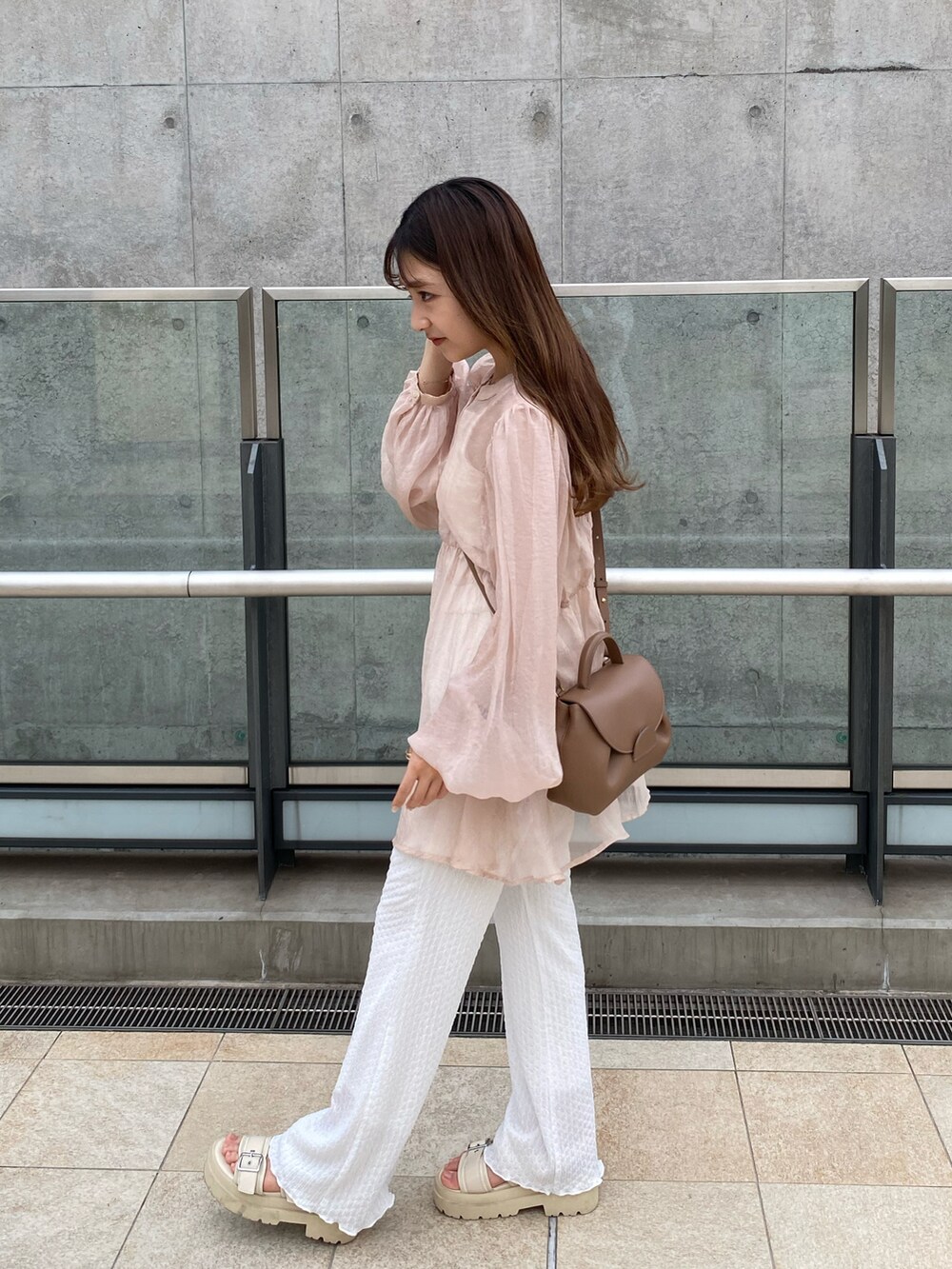 ホワイト系のサンダル、ホワイト系のその他パンツ、ベージュ系のシャツ/ブラウスを着用したレディースの夏コーディネートの3枚目の写真