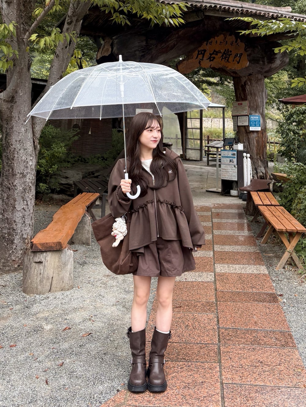 ホワイト系のシャツ/ブラウス、ブラウン系のその他パンツ、ブラウン系のトートバッグを着用したレディースの秋コーディネートの3枚目の写真