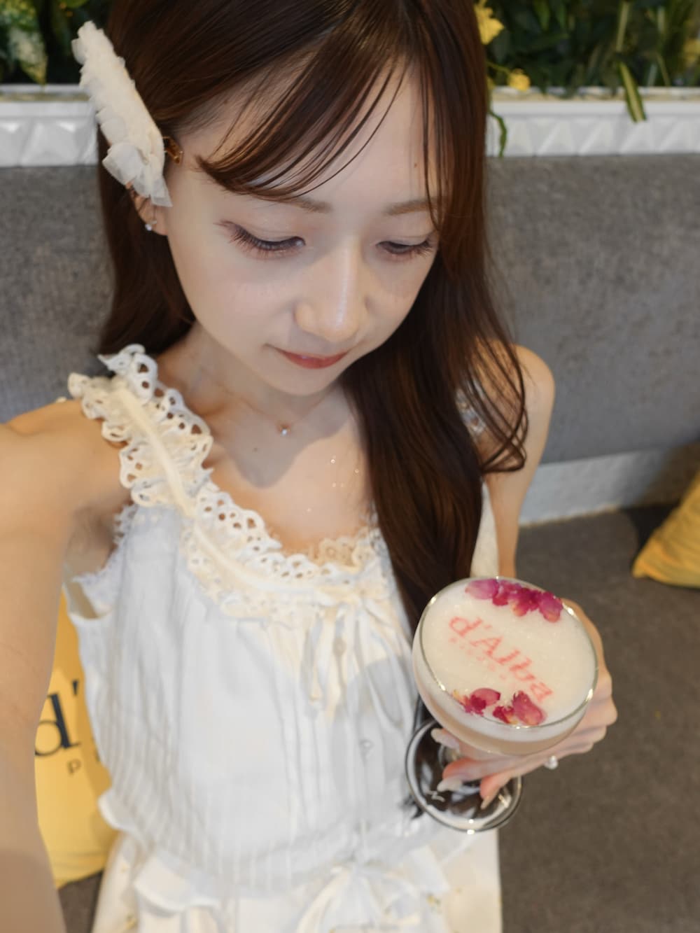 ホワイト系のスカート、ベージュ系のショルダーバッグ、ホワイト系のサンダルを着用したレディースの夏コーディネートの3枚目の写真