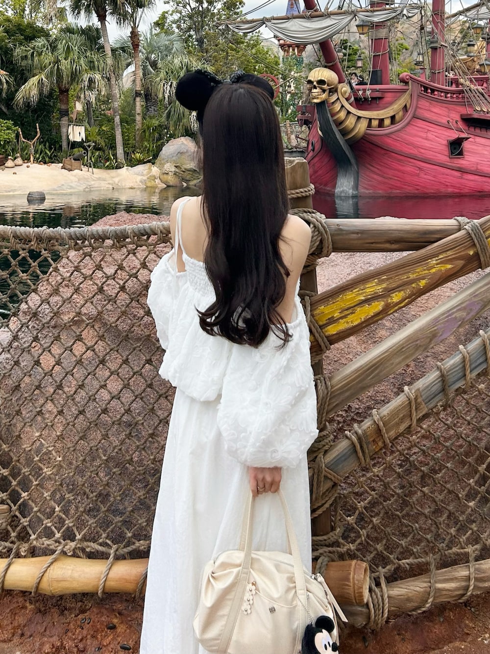 ホワイト系のサンダル、ホワイト系のスカート、ホワイト系のシャツ/ブラウスを着用したレディースの春コーディネートの3枚目の写真