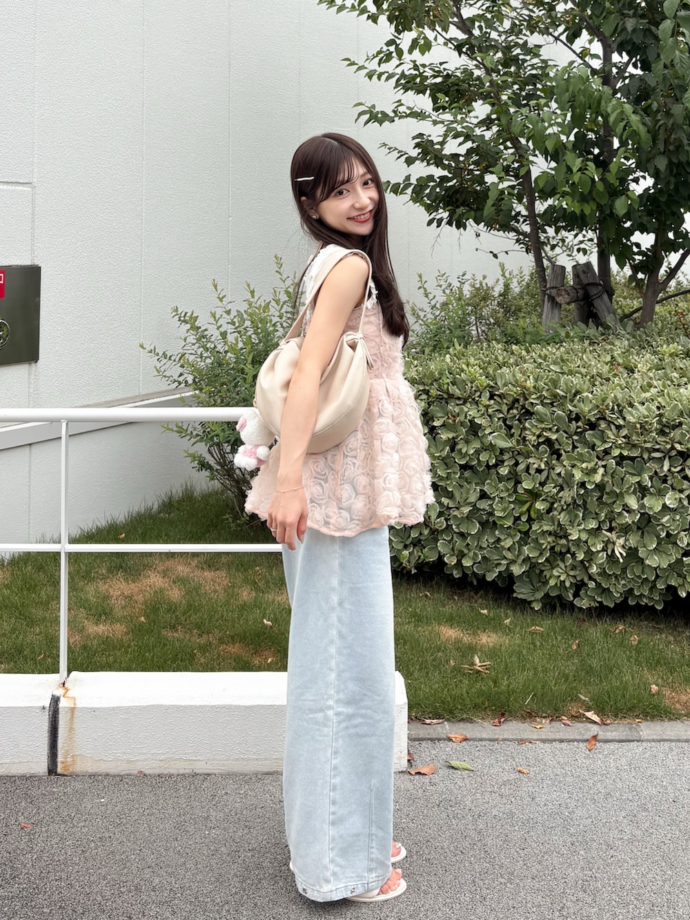 ピンク系のシャツ/ブラウス、ホワイト系のタンクトップ、ブルー系のデニムパンツを着用したレディースの夏コーディネートの3枚目の写真