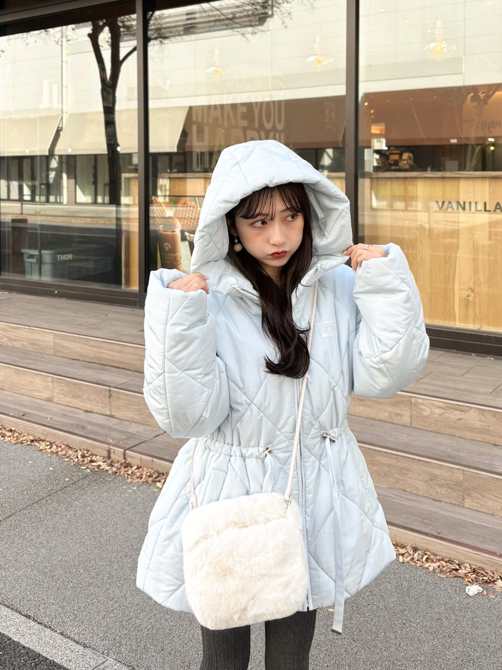 ブルー系のその他アウター、ホワイト系のハンドバッグ、ベージュ系のブーツを着用したレディースの秋コーディネートの4枚目の写真