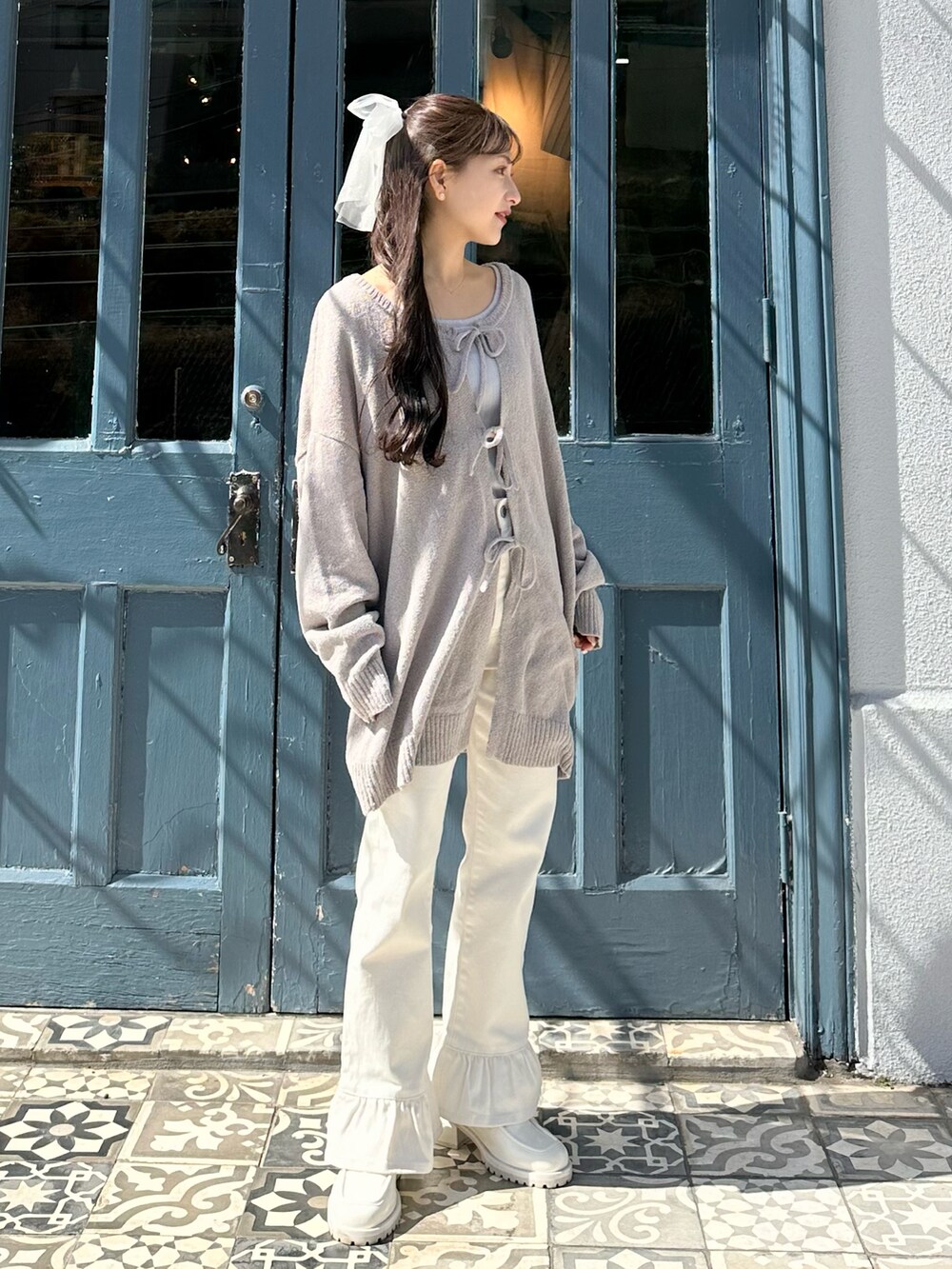 ブルー系のTシャツ/カットソー、ホワイト系のデニムパンツ、ホワイト系のパンプスを着用したレディースの春コーディネートの3枚目の写真