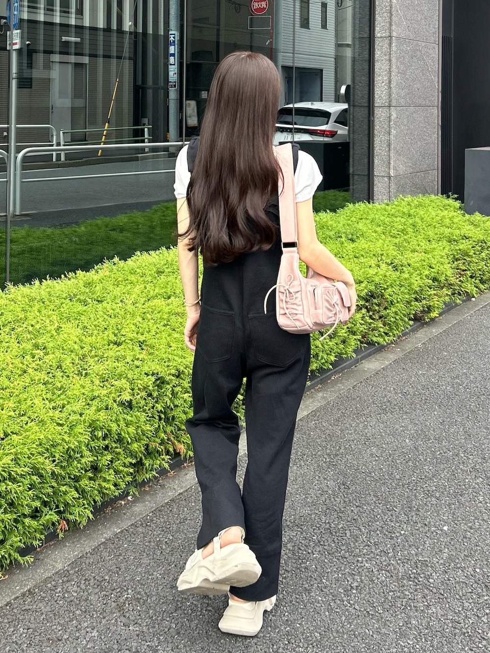 ホワイト系のサンダル、ブラック系のサロペット/オーバーオール、ピンク系のショルダーバッグを着用したレディースの夏コーディネートの4枚目の写真