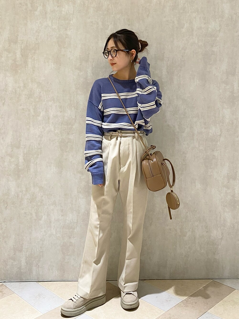 ホワイト系のその他パンツ、ブラウン系のバッグ、ベージュ系のスニーカーを着用したレディースの秋コーディネートの2枚目の写真
