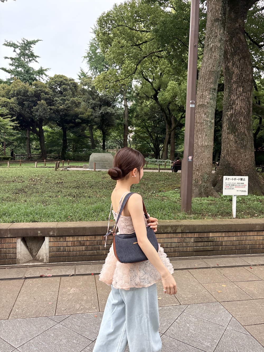 ホワイト系のカーディガン/ボレロ、ブルー系のショルダーバッグ、ブルー系のデニムパンツを着用したレディースの夏コーディネートの5枚目の写真