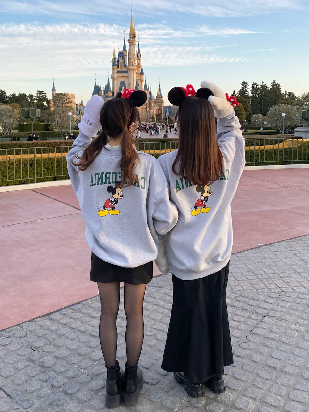 ホワイト系のジャケット/アウター、ブラック系のスカート、ブラック系のブーツを着用したレディースの春コーディネートの3枚目の写真