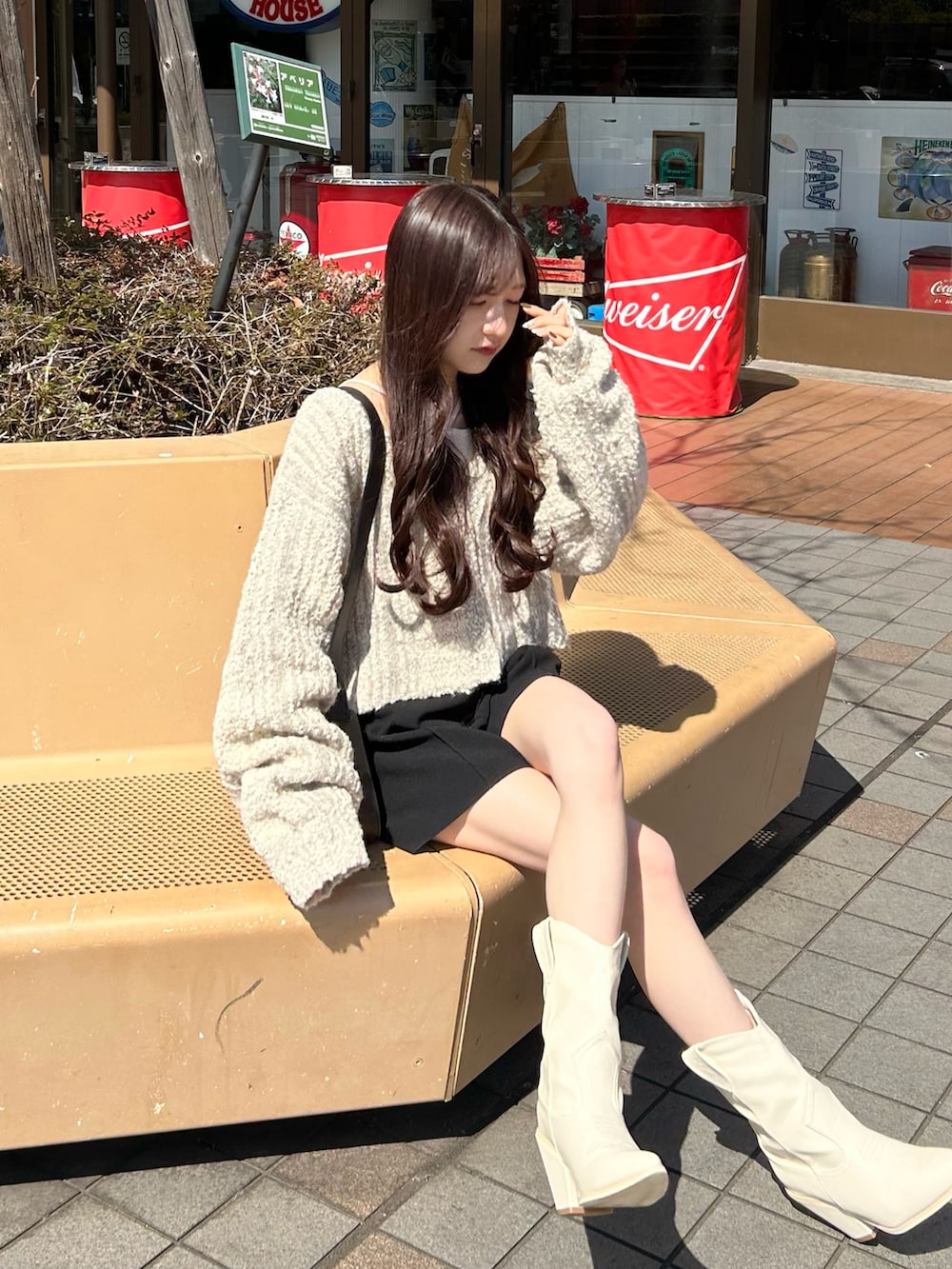 ブラック系のその他パンツ、ホワイト系のカーディガン/ボレロ、ブラック系のトートバッグを着用したレディースの春コーディネートの4枚目の写真